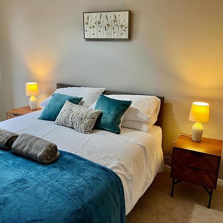 Canada House - Sleeps 6 -3 King Or 6 Single Ideal For Contractors Warrington Dış mekan fotoğraf