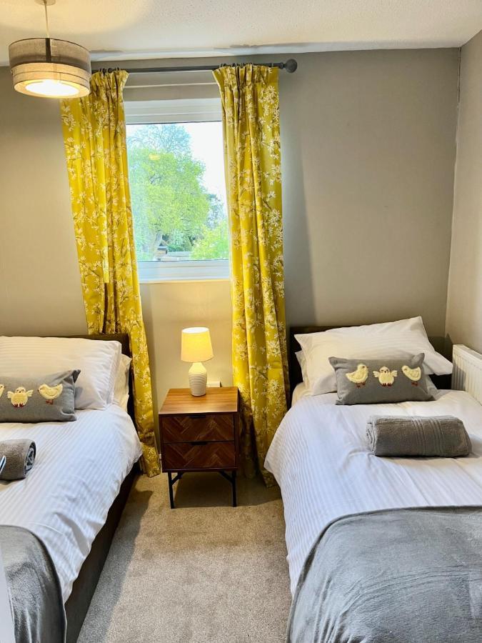 Canada House - Sleeps 6 -3 King Or 6 Single Ideal For Contractors Warrington Dış mekan fotoğraf
