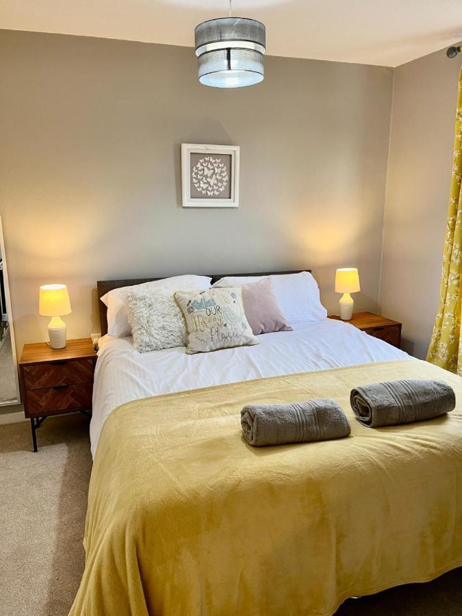 Canada House - Sleeps 6 -3 King Or 6 Single Ideal For Contractors Warrington Dış mekan fotoğraf