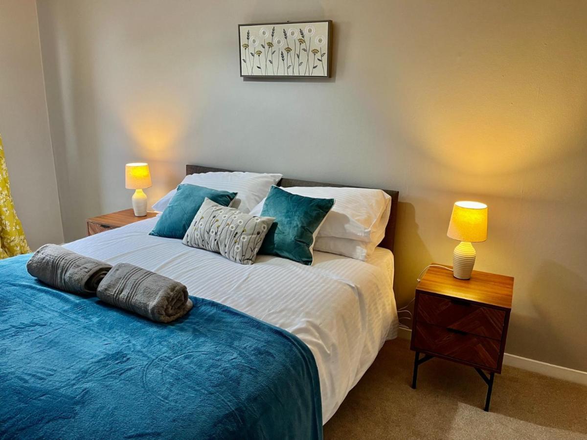 Canada House - Sleeps 6 -3 King Or 6 Single Ideal For Contractors Warrington Dış mekan fotoğraf