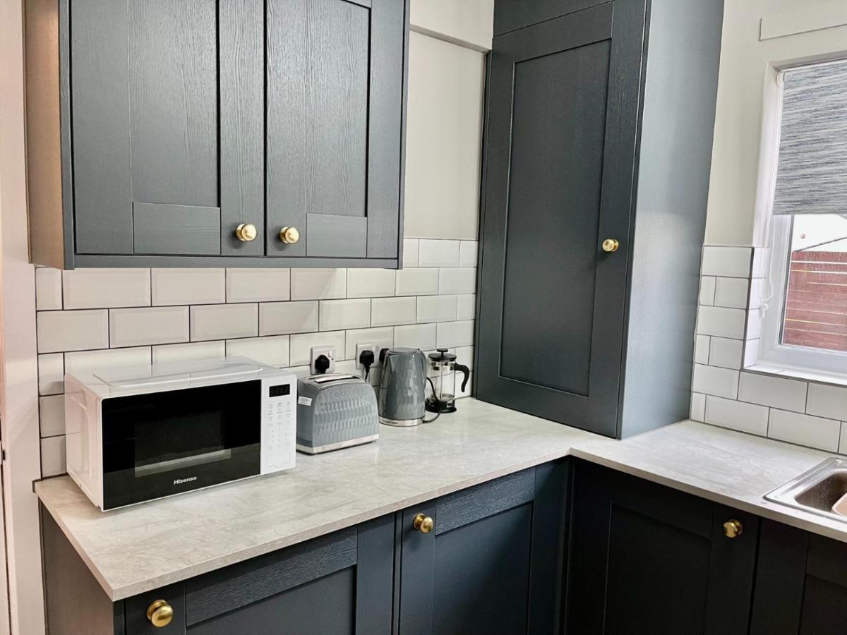 Canada House - Sleeps 6 -3 King Or 6 Single Ideal For Contractors Warrington Dış mekan fotoğraf