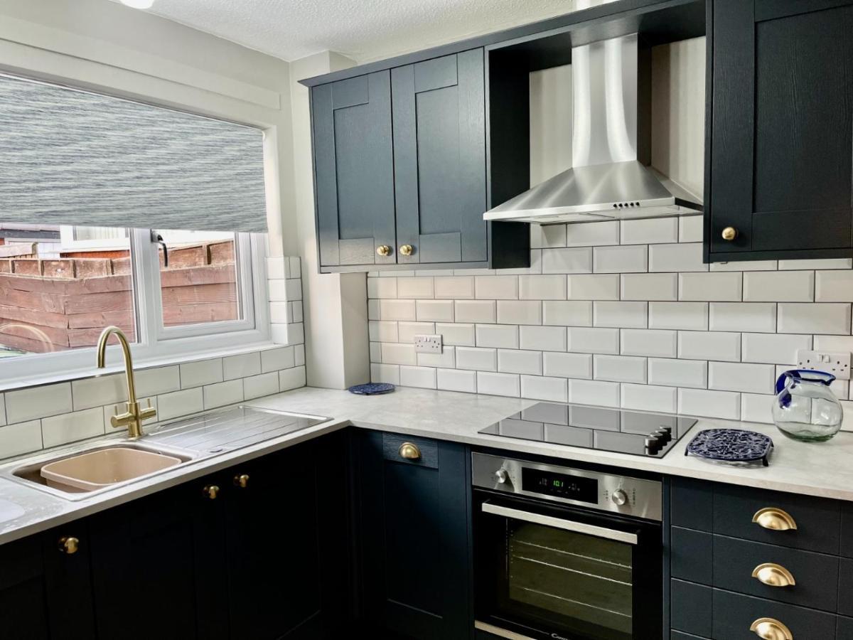 Canada House - Sleeps 6 -3 King Or 6 Single Ideal For Contractors Warrington Dış mekan fotoğraf