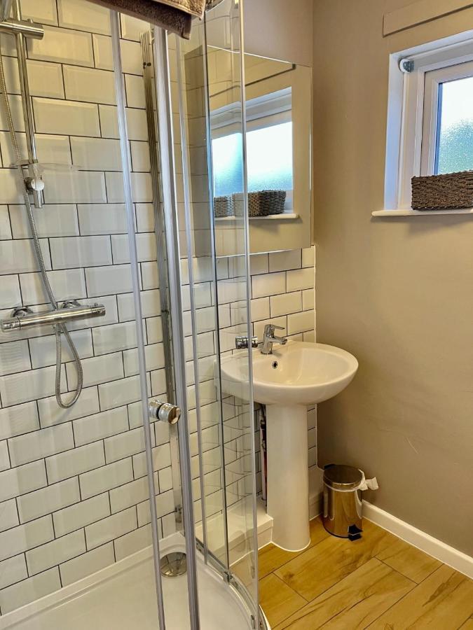 Canada House - Sleeps 6 -3 King Or 6 Single Ideal For Contractors Warrington Dış mekan fotoğraf