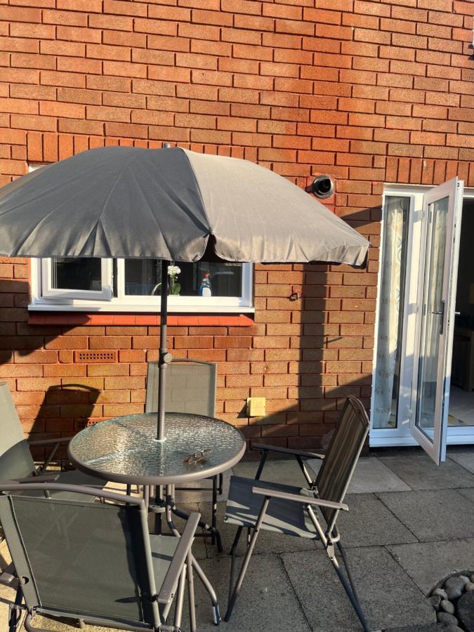 Canada House - Sleeps 6 -3 King Or 6 Single Ideal For Contractors Warrington Dış mekan fotoğraf